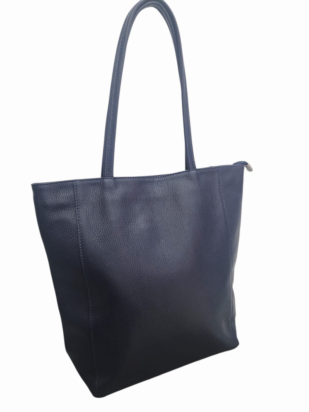 Shopper borsa in vera pelle, chiusra con zip, tasca esterna con zip, interno foderato con tasche laterali.Misure L 28 B13 H36 ampiezza manico 28cm Spedizione Gratuita Shopper borsa in vera pelle, chiusra con zip, tasca esterna con zip, interno foderato con tasche laterali.Misure L 28 B13 H36 ampiezza manico 28cm Spedizione Gratuita