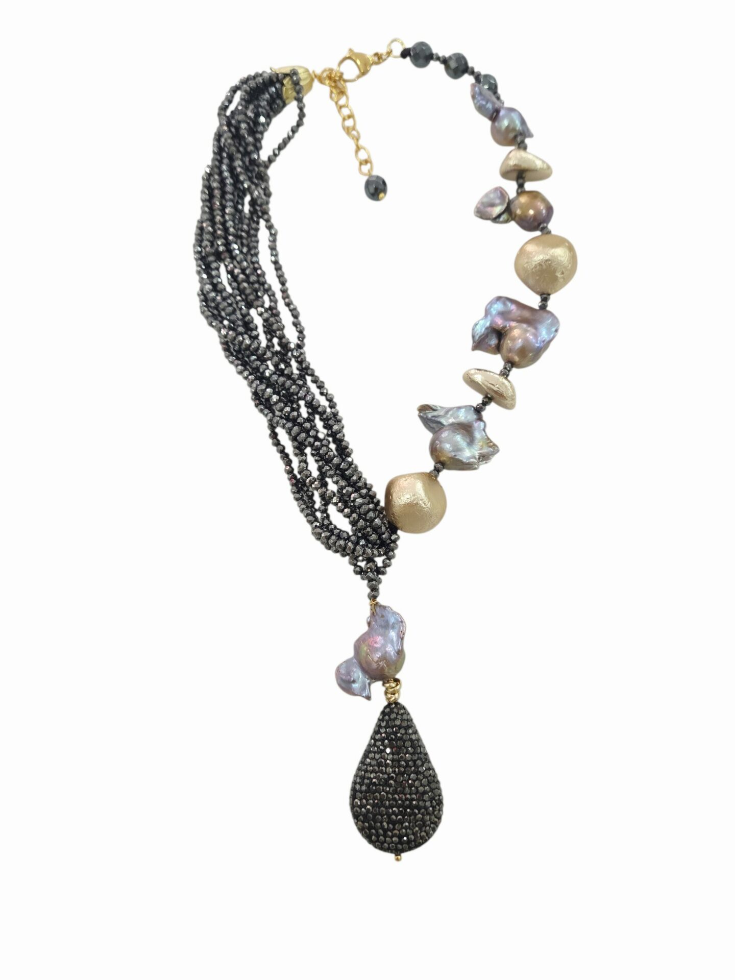 Collana girocollo realizzata artigianalmente con cristalli,perle scaramazze ,elementi dorati in ottone, goccia in marcasite
lunghezza regolabile 47cm
lunghezza ciondolo 7cm Spedizione Gratuita