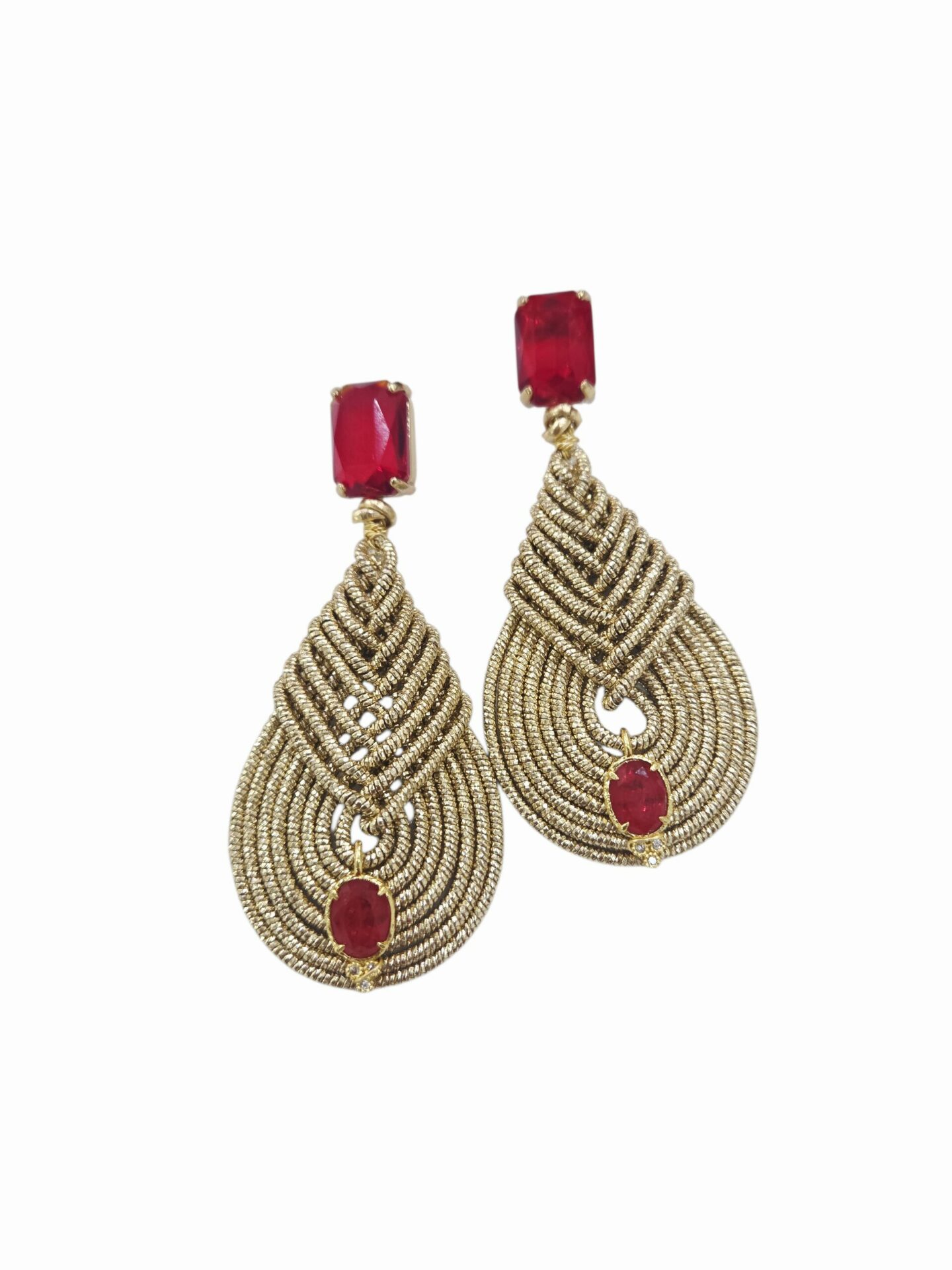 Orecchini realizzati artigianalmente inntessuto dorato con cristalloidi rossiLunghezza 7 cmPeso 4.8gr Spedizione Gratuita Orecchini realizzati artigianalmente inntessuto dorato con cristalloidi rossiLunghezza 7 cmPeso 4.8gr Spedizione Gratuita