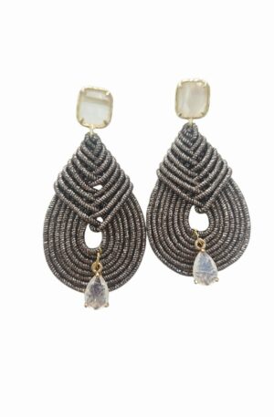 Orecchini realizzati artigianalmente in tessuto dorato con cristalloidi neutriLunghezza 7 cmPeso 4.8gr Spedizione Gratuita Orecchini realizzati artigianalmente in tessuto dorato con cristalloidi neutriLunghezza 7 cmPeso 4.8gr Spedizione Gratuita