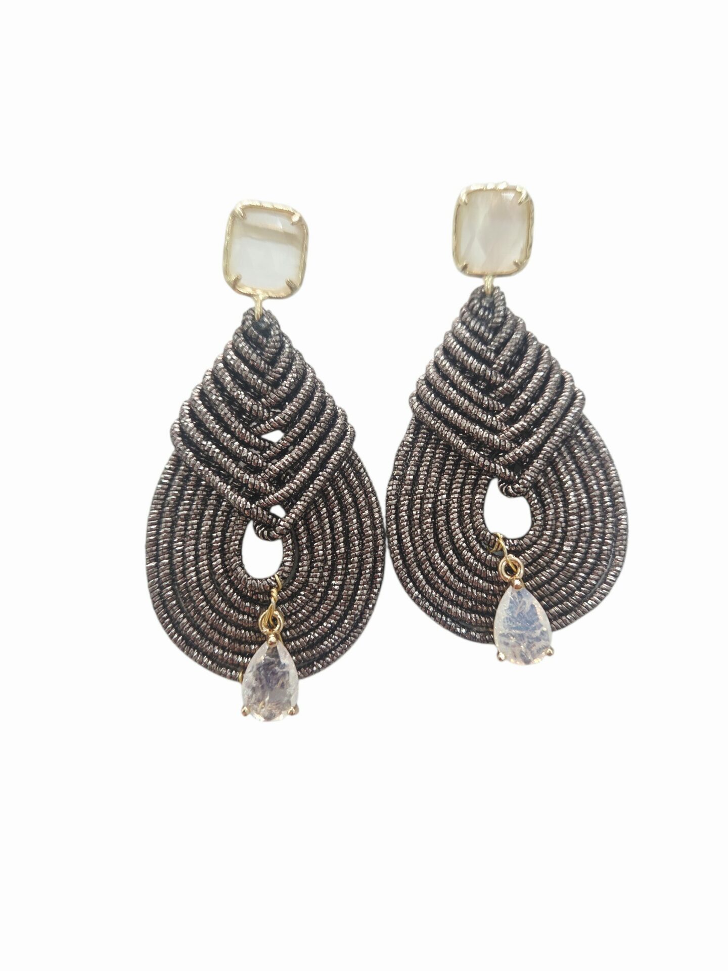 Orecchini realizzati artigianalmente in tessuto dorato con cristalloidi neutriLunghezza 7 cmPeso 4.8gr Spedizione Gratuita Orecchini realizzati artigianalmente in tessuto dorato con cristalloidi neutriLunghezza 7 cmPeso 4.8gr Spedizione Gratuita