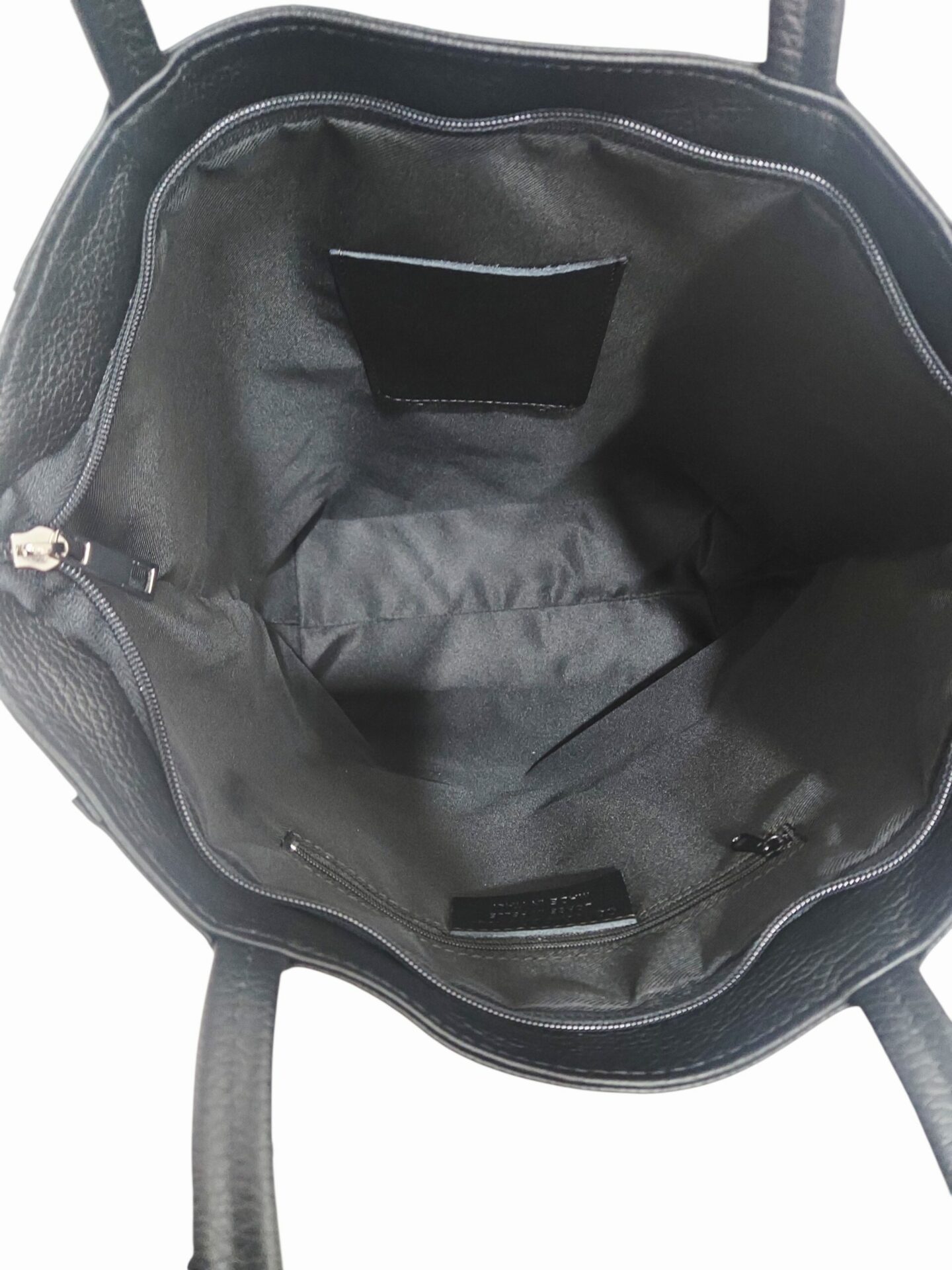 Shopper borsa in vera pelle, chiusra con zip, tasca esterna con zip, interno foderato con tasche laterali.Misure L 28 B13 H36 ampiezza manico 28cm Spedizione Gratuita Shopper borsa in vera pelle, chiusra con zip, tasca esterna con zip, interno foderato con tasche laterali.Misure L 28 B13 H36 ampiezza manico 28cm Spedizione Gratuita