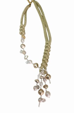 Collana lunga realizzata artigianalmente con tessuto dorato ,perle scaramazze, perle di maiorca ed elementi dorati.
lunghezza 70cm regolabile
lunghezza ciondolo 10cm Spedizione Gratuita Collana lunga realizzata artigianalmente con tessuto dorato ,perle scaramazze, perle di maiorca ed elementi dorati.
lunghezza 70cm regolabile
lunghezza ciondolo 10cm Spedizione Gratuita