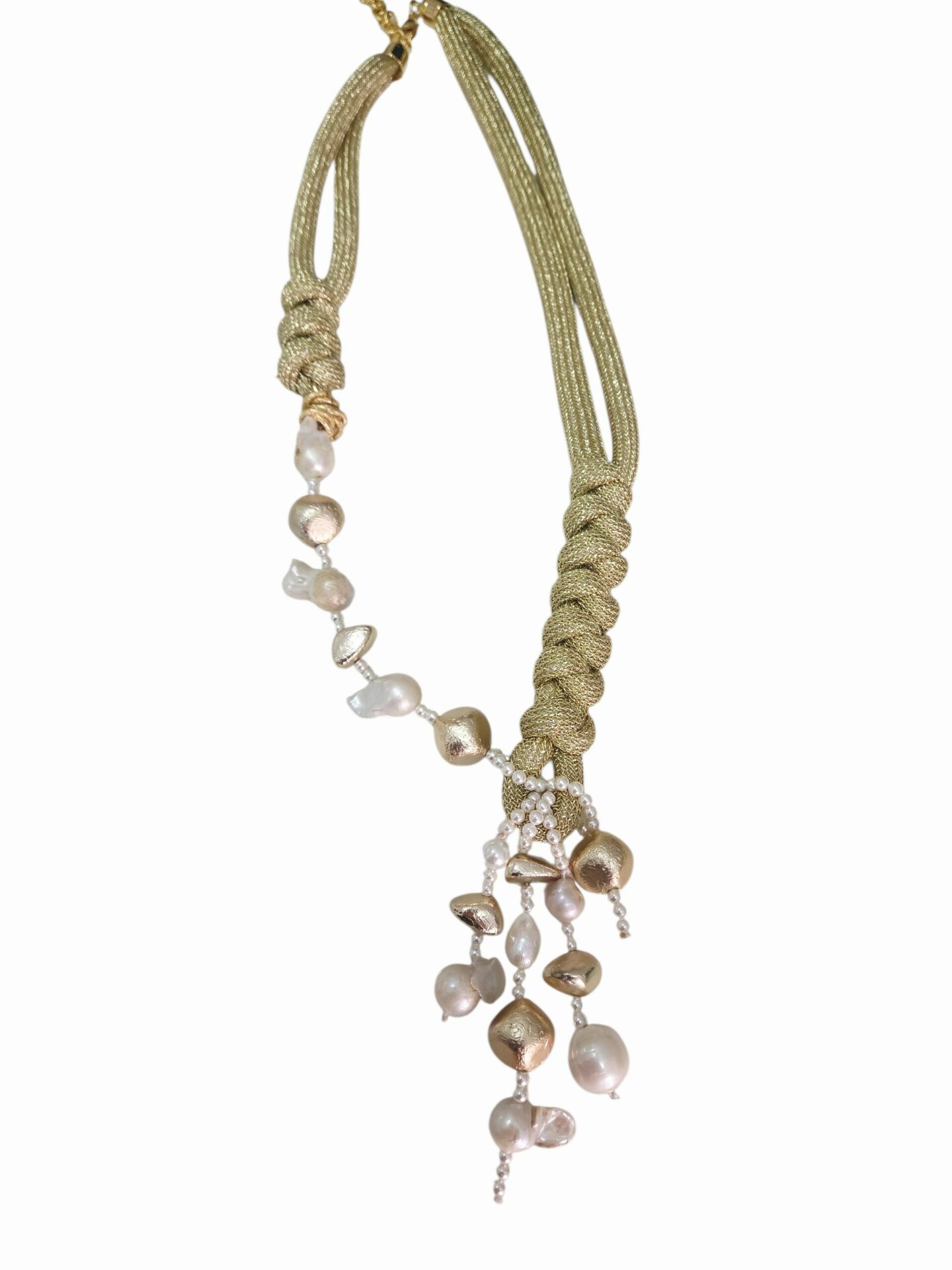 Collana lunga realizzata artigianalmente con tessuto dorato ,perle scaramazze, perle di maiorca ed elementi dorati.
lunghezza 70cm regolabile
lunghezza ciondolo 10cm Spedizione Gratuita Collana lunga realizzata artigianalmente con tessuto dorato ,perle scaramazze, perle di maiorca ed elementi dorati.
lunghezza 70cm regolabile
lunghezza ciondolo 10cm Spedizione Gratuita