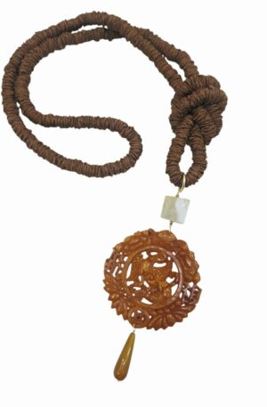 Collana lunga realizzata con tessuto marrone, giada ed agata
lunghezza 86cm Spedizione Gratuita Collana lunga realizzata con tessuto marrone, giada ed agata
lunghezza 86cm Spedizione Gratuita