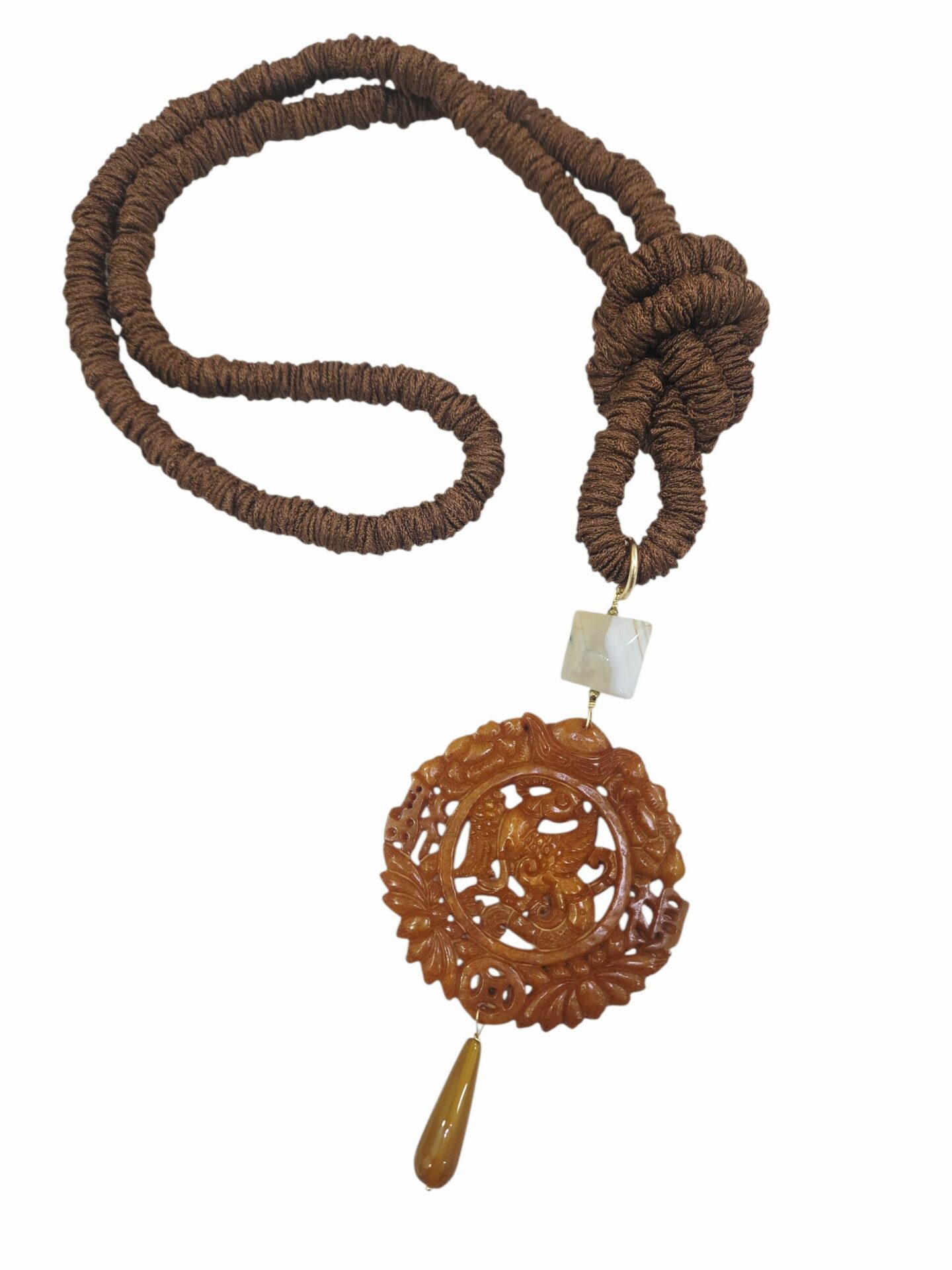 Collana lunga realizzata con tessuto marrone, giada ed agata
lunghezza 86cm Spedizione Gratuita Collana lunga realizzata con tessuto marrone, giada ed agata
lunghezza 86cm Spedizione Gratuita