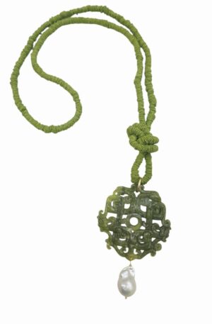 Collana lunga realizzata con tessuto verde, giada e perla scaramazza
lunghezza 92cm Spedizione Gratuita Collana lunga realizzata con tessuto verde, giada e perla scaramazza
lunghezza 92cm Spedizione Gratuita