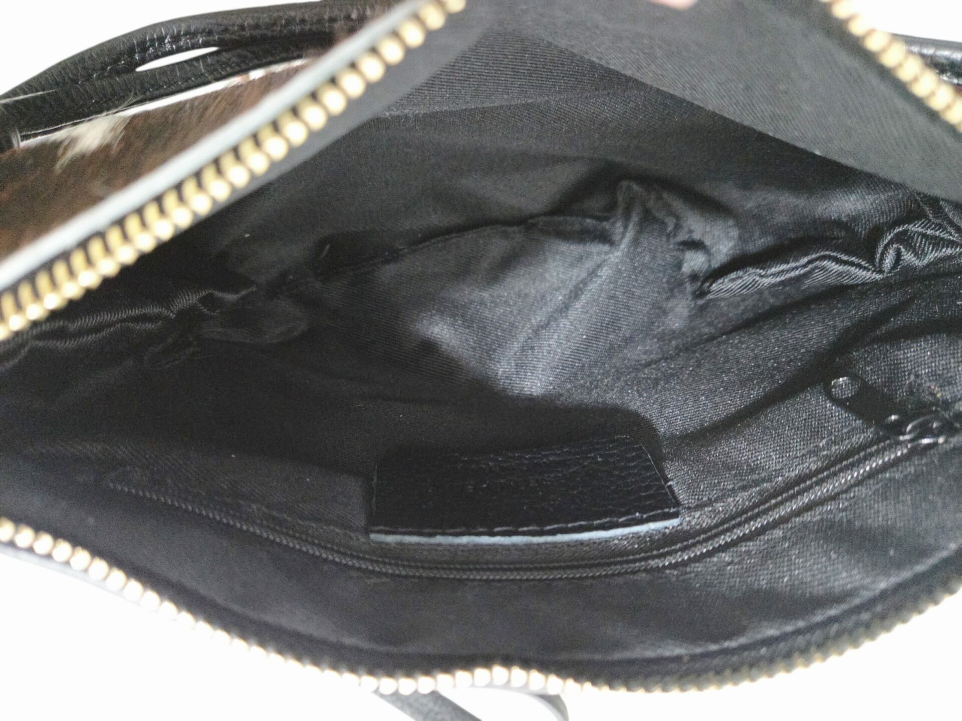 Borsa in vera pelle nera e cavallino muccato,made Italy, manico ampio e tracolla,interno foderato con tasca laterale,chiusura con zip
Misure L27 H15 Spedizione Gratuita Borsa in vera pelle nera e cavallino muccato,made Italy, manico ampio e tracolla,interno foderato con tasca laterale,chiusura con zip
Misure L27 H15 Spedizione Gratuita