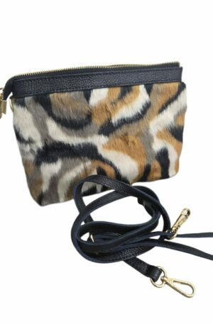 Tracollina teddy pelosina con riporti e tracolla in veravpele, made Italy, chiusura con zip, interno foderato con tasca con zip. misure L 25 H19 Spedizione Gratuita Tracollina teddy pelosina con riporti e tracolla in veravpele, made Italy, chiusura con zip, interno foderato con tasca con zip. misure L 25 H19 Spedizione Gratuita