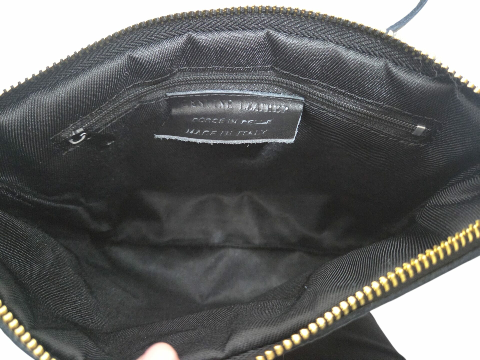 Tracollina teddy pelosina con riporti e tracolla in veravpele, made Italy, chiusura con zip, interno foderato con tasca con zip. misure L 25 H19 Spedizione Gratuita Tracollina teddy pelosina con riporti e tracolla in veravpele, made Italy, chiusura con zip, interno foderato con tasca con zip. misure L 25 H19 Spedizione Gratuita