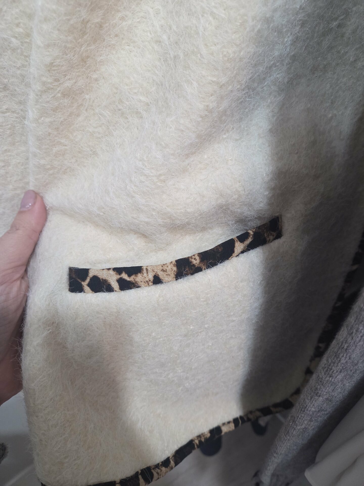 Giacca aperta con perfilo maculato colore panna con tasche, taglia unica Spedizione Gratuita Giacca aperta con perfilo maculato colore panna con tasche, taglia unica Spedizione Gratuita