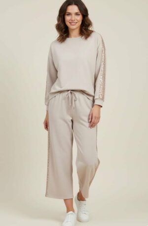 Completo tuta beige con laterali di paillettes,pantalone con elastico, taglia unica. composizione 95% viscosa 5% elastame Spedizione Gratuita Completo tuta beige con laterali di paillettes,pantalone con elastico, taglia unica. composizione 95% viscosa 5% elastame Spedizione Gratuita