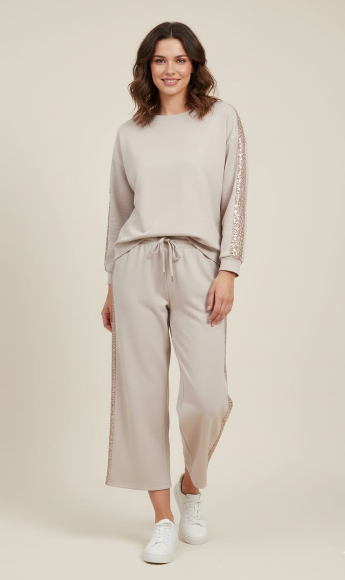 Completo tuta beige con laterali di paillettes,pantalone con elastico, taglia unica. composizione 95% viscosa 5% elastame Spedizione Gratuita Completo tuta beige con laterali di paillettes,pantalone con elastico, taglia unica. composizione 95% viscosa 5% elastame Spedizione Gratuita