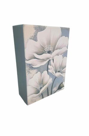 Portagioie libro in cartone con copertina floreale interno rivestito con vari scomparti
misure P15 H7 L20 Spedizione Gratuita Portagioie libro in cartone con copertina floreale interno rivestito con vari scomparti
misure P15 H7 L20 Spedizione Gratuita