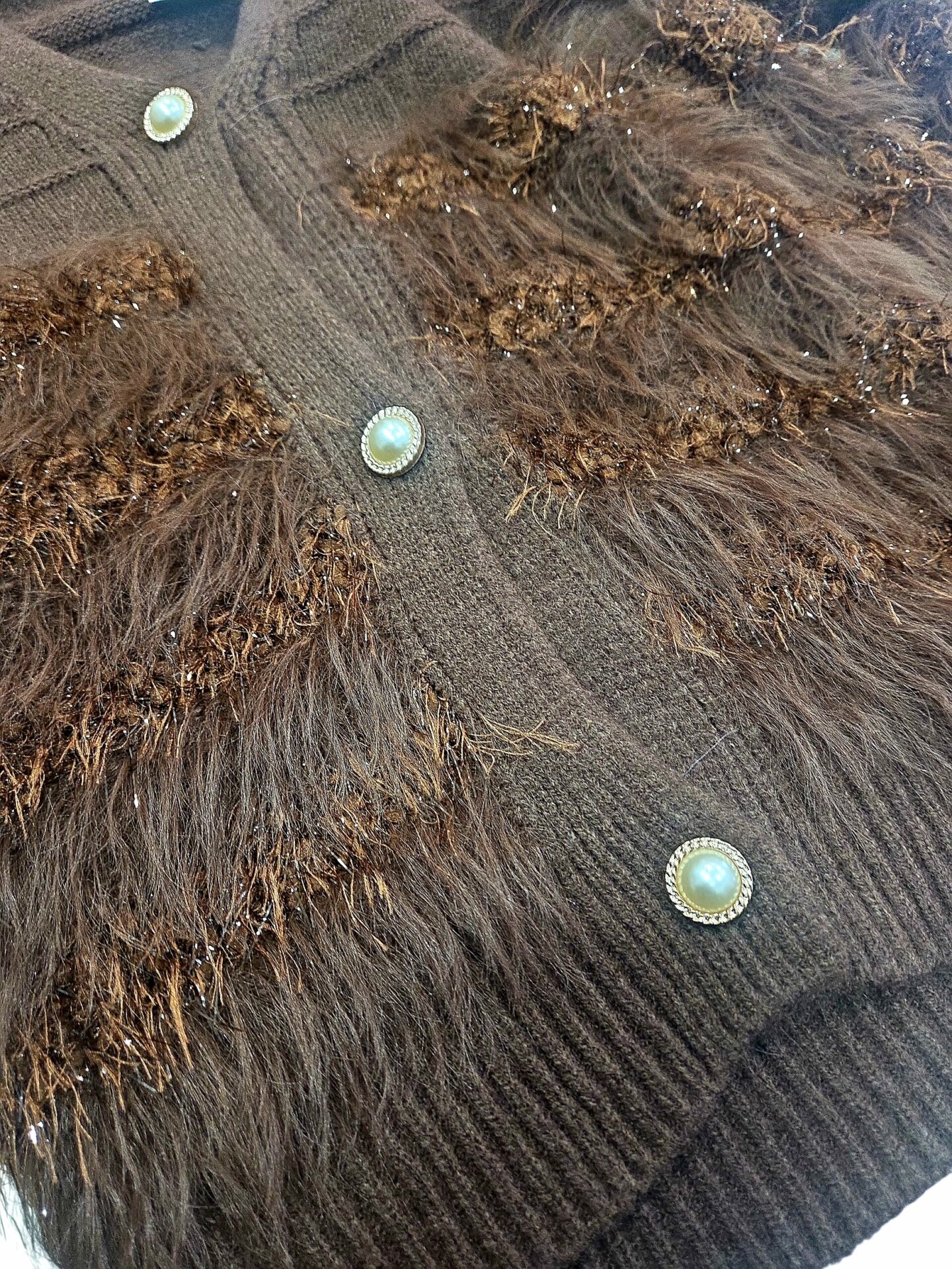 Cardigan caldo pelosino con tessuto lurex e bottoni gioiello colore marrone, taglia unica. Spedizione Gratuita Cardigan caldo pelosino con tessuto lurex e bottoni gioiello colore marrone, taglia unica. Spedizione Gratuita