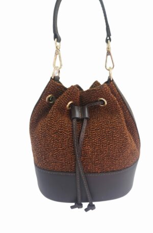 Borse secchiello realizzata con tessuto e vera pelle marrone, dotata di tracolla con interno foderato,scomparto unico con tasca con zip. misure H23 B13 L20 
made Italy Spedizione Gratuita