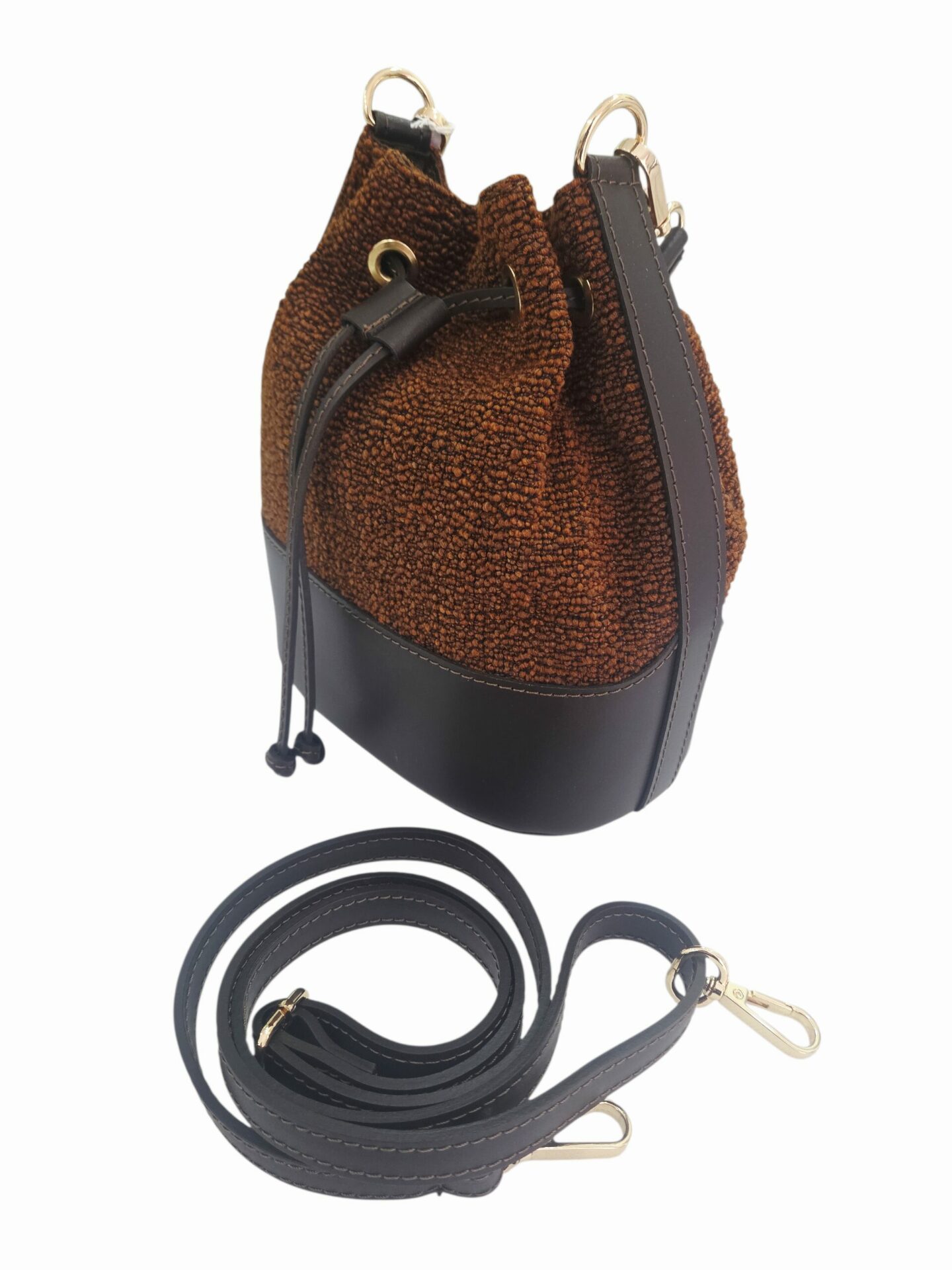 Borse secchiello realizzata con tessuto e vera pelle marrone, dotata di tracolla con interno foderato,scomparto unico con tasca con zip. misure H23 B13 L20 
made Italy Spedizione Gratuita