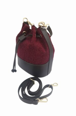 Borse secchiello realizzata con tessuto bordeuax e vera pelle marrone, dotata di tracolla con interno foderato,scomparto unico con tasca con zip. misure H23 B13 L20 
made Italy Spedizione Gratuita