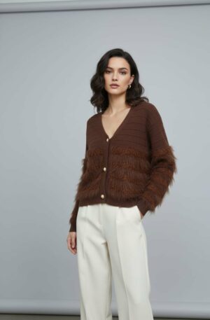 Cardigan caldo pelosino con tessuto lurex e bottoni gioiello colore marrone, taglia unica. Spedizione Gratuita Cardigan caldo pelosino con tessuto lurex e bottoni gioiello colore marrone, taglia unica. Spedizione Gratuita