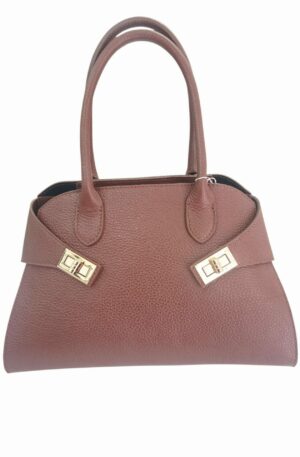 Borsa in vera pelle marrone  chiaro, made Italy, dotata di tracolla, chisura con zip interno foderato con tasche laterali.
misure L32 B 12 H22 Spedizione Gratuita