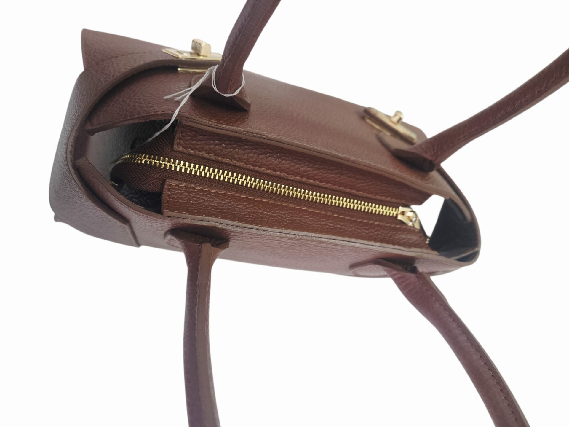 Borsa in vera pelle marrone chiaro, made Italy, dotata di tracolla, chisura con zip interno foderato con tasche laterali.
misure L32 B 12 H22 Spedizione Gratuita Borsa in vera pelle marrone chiaro, made Italy, dotata di tracolla, chisura con zip interno foderato con tasche laterali.
misure L32 B 12 H22 Spedizione Gratuita