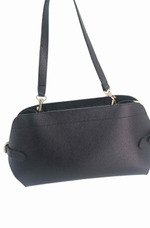Borsa nera in vera pelle, made Italy, forma rettangolare , possibilità di aprire i laterali e renderla più capiente, apertura con zip, interno unico scomparto interno pelle. dotata di doppia tracolla lunga e media per sotto braccio. misure L34 B11 H 23 Spedizione Gratuita