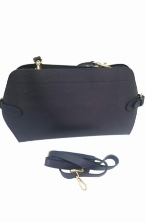 Borsa blu scuro in vera pelle, made Italy, forma rettangolare , possibilità di aprire i laterali e renderla più capiente, apertura con zip, interno unico scomparto interno pelle. dotata di doppia tracolla lunga e media per sotto braccio. misure L34 B11 H 23 Spedizione Gratuita