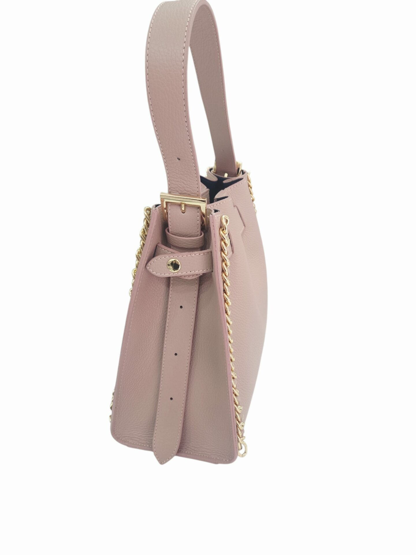 Borsa in vera pelle cipria con catena dorata laterale, made Italy, sacca interna estraibile, interno borsa in pelle scomparto unico. chiusura con bottone magnetico. manico allungabile lateralmente con le fibre.
misure H27 B 10 L 33 Spedizione Gratuita