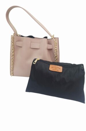 Borsa in vera pelle cipria con catena dorata laterale, made Italy, sacca interna estraibile, interno borsa in pelle scomparto unico. chiusura con bottone magnetico. manico allungabile lateralmente con le fibre.
misure H27 B 10 L 33 Spedizione Gratuita