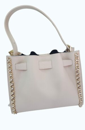 Borsa in vera pelle beige chiaro con catena dorata laterale, made Italy, sacca interna estraibile, interno borsa in pelle scomparto unico. chiusura con bottone magnetico. manico allungabile lateralmente con le fibre.
misure H27 B 10 L 33 Spedizione Gratuita