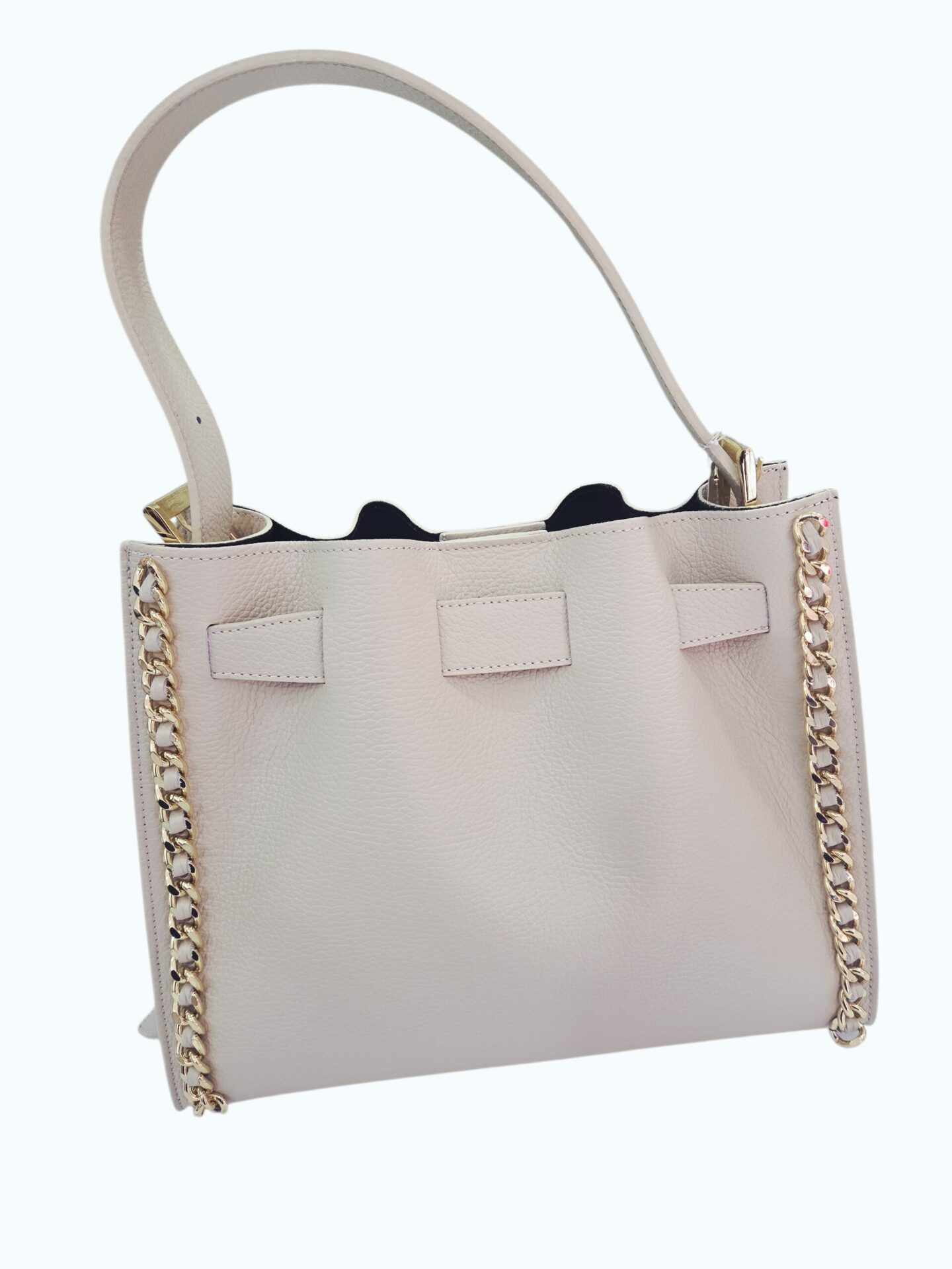 Borsa in vera pelle beige chiaro con catena dorata laterale, made Italy, sacca interna estraibile, interno borsa in pelle scomparto unico. chiusura con bottone magnetico. manico allungabile lateralmente con le fibre.
misure H27 B 10 L 33 Spedizione Gratuita Borsa in vera pelle beige chiaro con catena dorata laterale, made Italy, sacca interna estraibile, interno borsa in pelle scomparto unico. chiusura con bottone magnetico. manico allungabile lateralmente con le fibre.
misure H27 B 10 L 33 Spedizione Gratuita