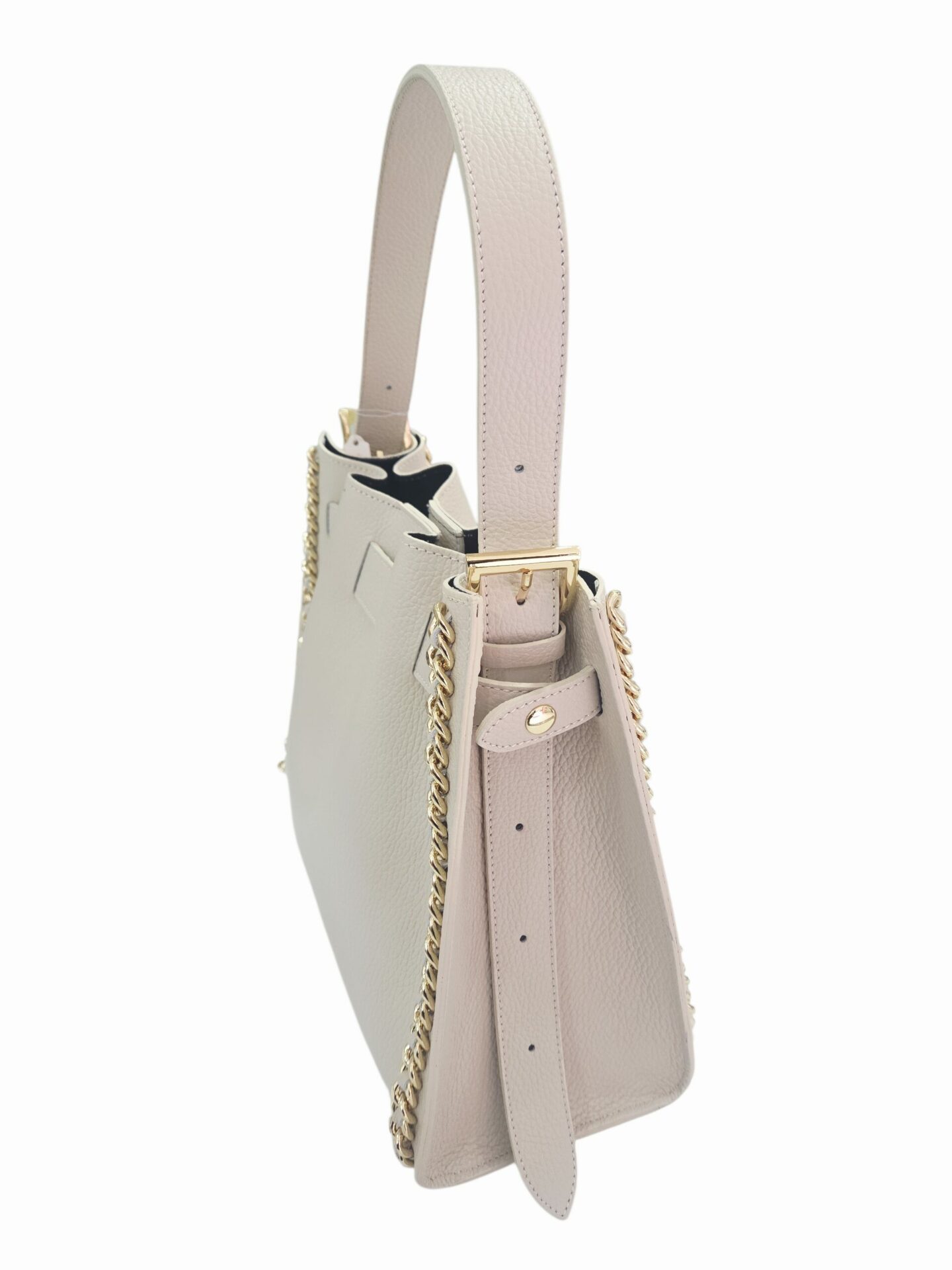 Borsa in vera pelle beige chiaro con catena dorata laterale, made Italy, sacca interna estraibile, interno borsa in pelle scomparto unico. chiusura con bottone magnetico. manico allungabile lateralmente con le fibre.
misure H27 B 10 L 33 Spedizione Gratuita