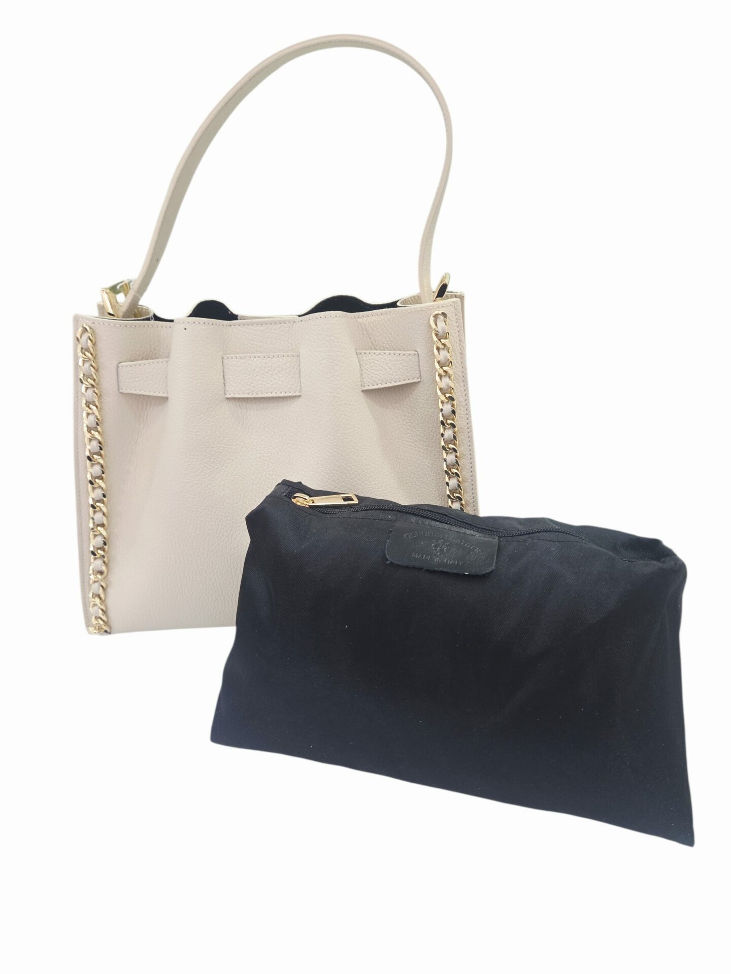 Borsa in vera pelle beige chiaro con catena dorata laterale, made Italy, sacca interna estraibile, interno borsa in pelle scomparto unico. chiusura con bottone magnetico. manico allungabile lateralmente con le fibre.
misure H27 B 10 L 33 Spedizione Gratuita Borsa in vera pelle beige chiaro con catena dorata laterale, made Italy, sacca interna estraibile, interno borsa in pelle scomparto unico. chiusura con bottone magnetico. manico allungabile lateralmente con le fibre.
misure H27 B 10 L 33 Spedizione Gratuita