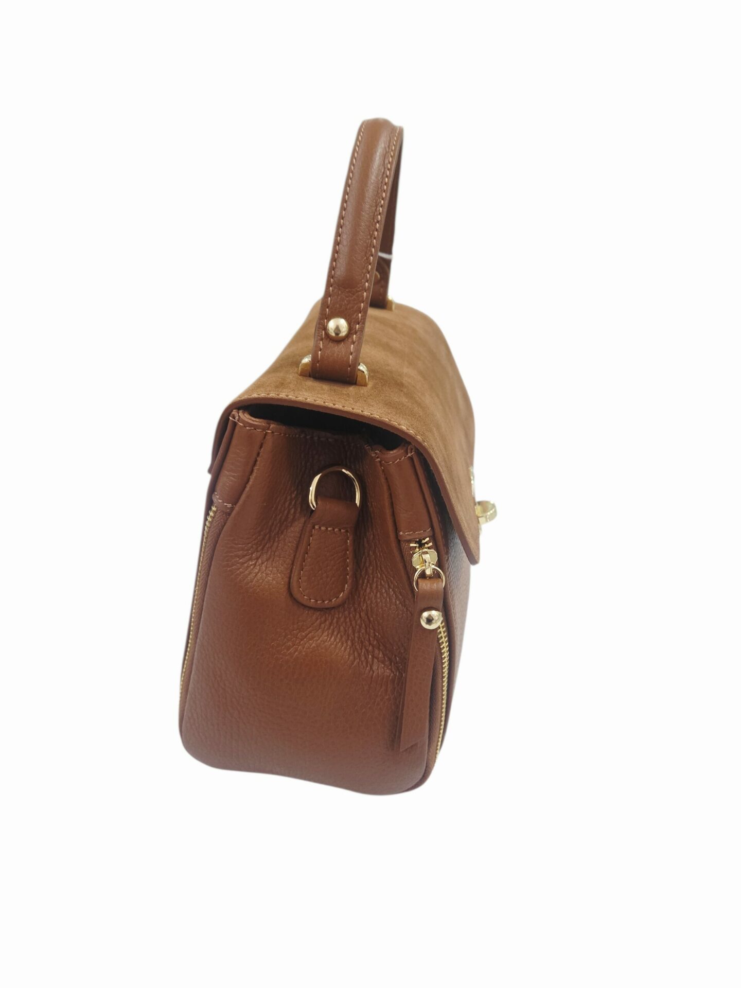 Borsa realizzata in vera pelle e camoscio colore cuoio,made Italy,  dotata di tracolla, interno foderato con tre scomparti di cui centrale con zip, tasca con zip.interna laterale misure L 26 B10 H 20 Spedizione Gratuita