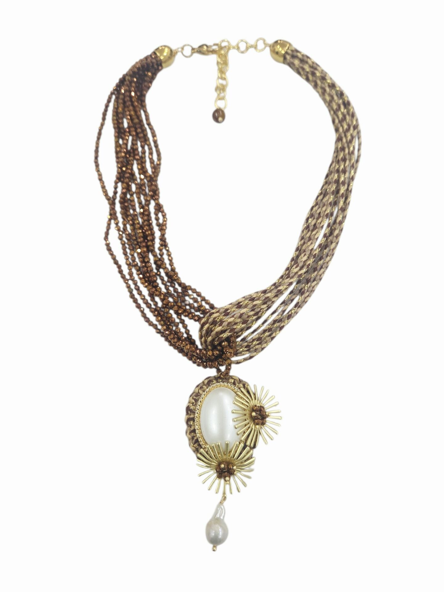 Collana girocollo realizzata con tessuto e zirconi marroni intagliati,ciondolo realizzato con elementi dorati e perla scaramazza. 
lunghezza regolabile 45cm Spedizione Gratuita