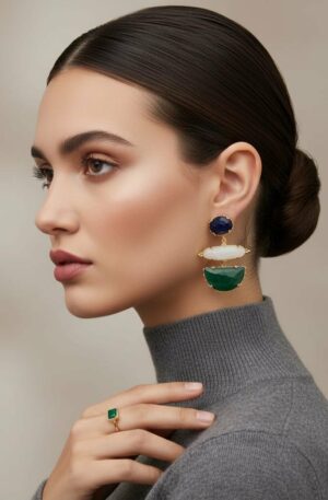 Orecchini  realizzati con pietre naturali, tris di colori su base in ottone: lapislazzuli,pietra di luna e malachitelunghezza 5cmpeso 18.8gr Spedizione Gratuita