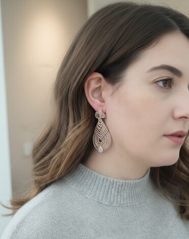 Orecchini realizzati artigianalmente in tessuto rosato con cristalloidi ed occhio di gatto 
Lunghezza 7 cm
Peso 4.8gr Spedizione Gratuita