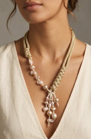 Collana lunga realizzata artigianalmente con tessuto dorato ,perle scaramazze, perle di maiorca ed elementi dorati.
lunghezza 70cm regolabile 
lunghezza ciondolo 10cm