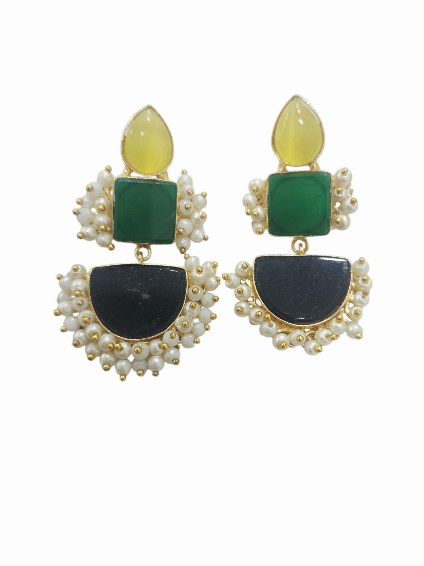 Handcrafted earrings with natural stones and Majorca pearls set in brass. Length: 5cm. Weight: 11.1g. Free shipping Orecchini realizzati artigianalmente con pietre naturali e perle di Maiorca incastonate nell’ottone lunghezza 5cmpeso 11.1gr Spedizione Gratuita