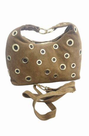 Borsa in camoscio con borchie dorate, vera pelle,made italy,  dotata di tracolla,tasca esterna con zip, interno foderato con tasche laterali, chiusura con zip. colore cuoio
misure L 31 B12 H19 Spedizione Gratuita