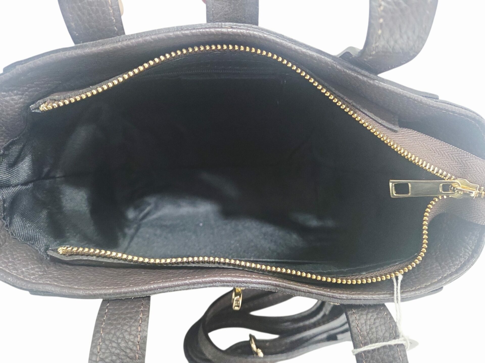 Genuine leather and brown suede bag, made in Italy, with shoulder strap, lined interior with side pockets. Double central zip closure. Dimensions: L 20 W 11 H 19 Free shipping Borsa in vera pelle e camoscio marrone, made Italy, dotata di tracolla, interno foderato con tasche laterali. Chiusura doppia con zip centrale. misure L 20 B 11 H 19 Spedizione Gratuita