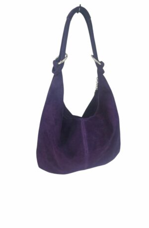 Sacca in camoscio viola con interno foderato con tasca con zip laterale ed una aperta, chiusura con zip. vera pelle,made Italy.
misure L40 B10 H35 Spedizione Gratuita