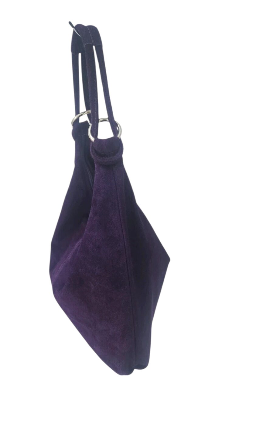 Sacca in camoscio viola con interno foderato con tasca con zip laterale ed una aperta, chiusura con zip. vera pelle,made Italy.
misure L40 B10 H35 Spedizione Gratuita