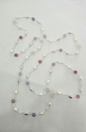 Collana lunga Charleston chanel perle di fiume,quarzi,ametista,ematite Possibilità di fare doppio giro
lunghezza 128cm Spedizione Gratuita