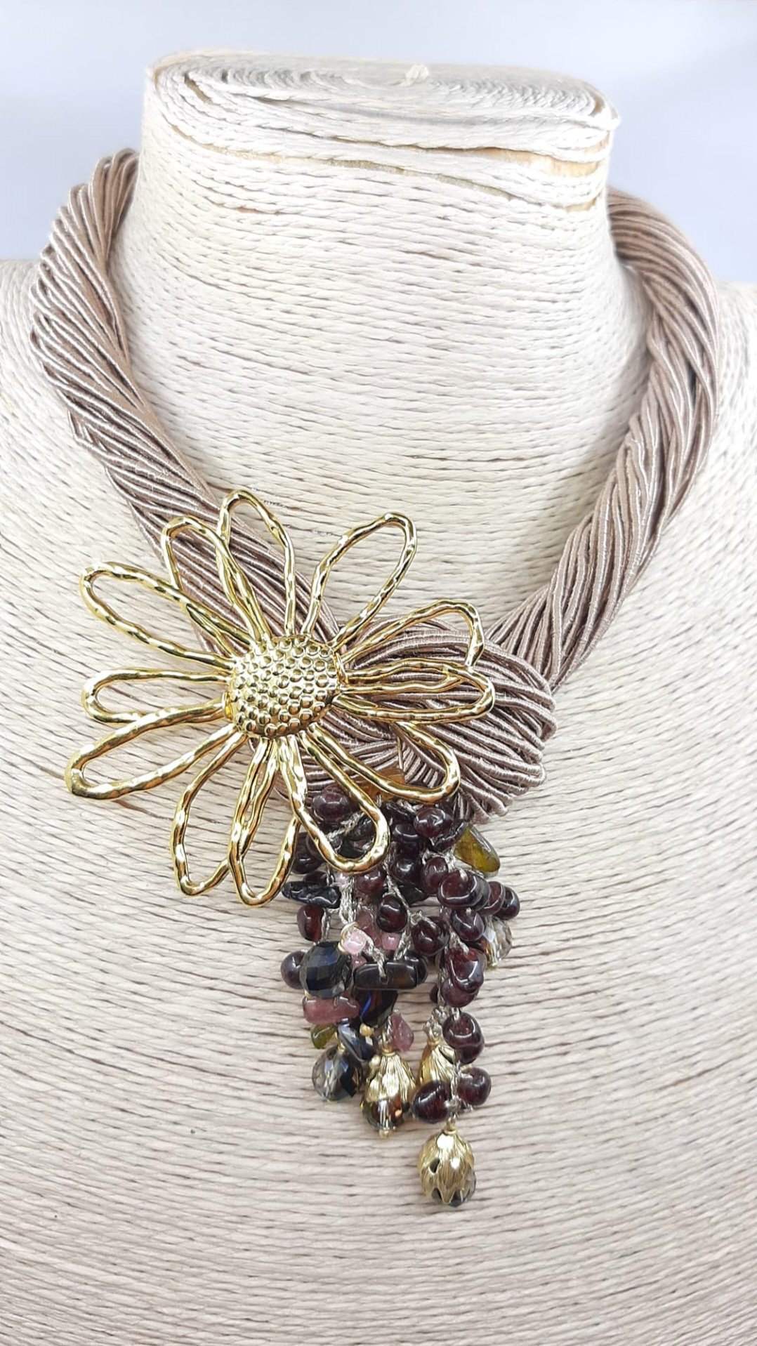 Collana realizzata artigianalmente con tessuto,fiore in ottone e ciuffo di tormalinalunghezza regolabile 45cm Spedizione Gratuita