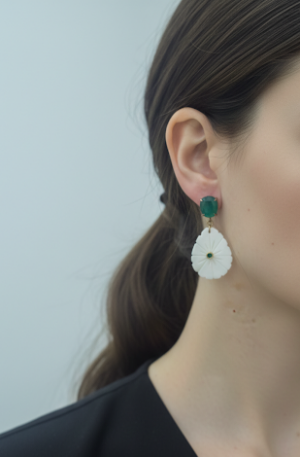 Orecchini realizzati con cammeo zircone e perno occhio di gatto verdeLunghezza 4 cmPeso 4.1gr Spedizione Gratuita