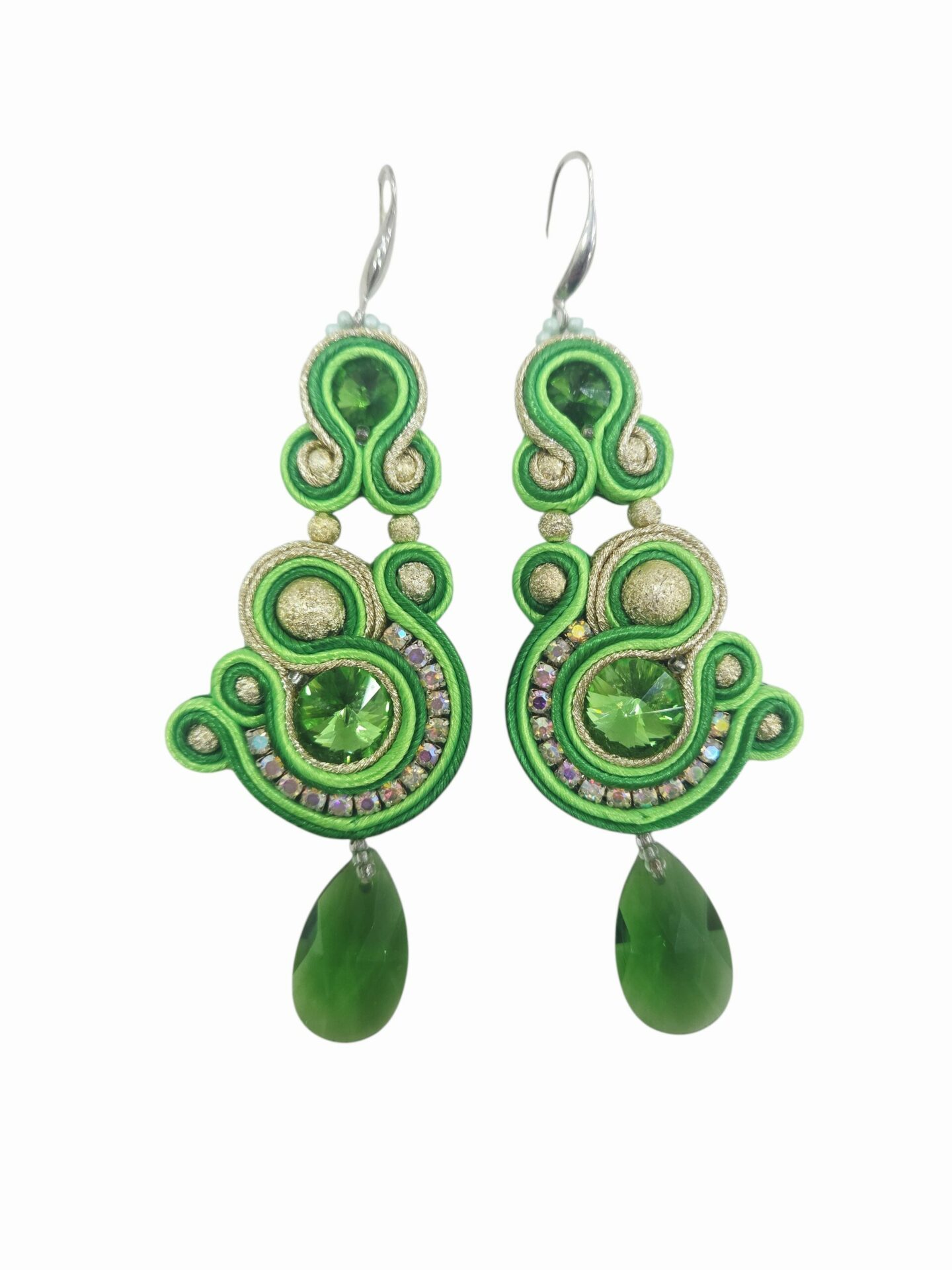 Orecchini realizzati artigianalmente con tessuto,strass,sfere laminate e cristalli. sfumature di verde e monachella in acciaio
lunghezza 9.5cm
peso 6.7gr Spedizione Gratuita Orecchini realizzati artigianalmente con tessuto,strass,sfere laminate e cristalli. sfumature di verde e monachella in acciaio
lunghezza 9.5cm
peso 6.7gr Spedizione Gratuita