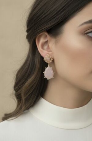 Orecchini  realizzati su base in ottone con occhio di gatto contornato da zirconi e quarzi.
peso 8.4gr
lunghezza 4cm Spedizione Gratuita