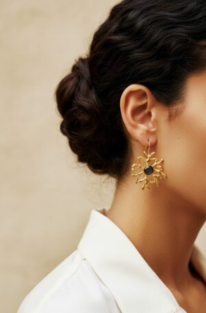 Orecchini realizzati con ottone ed occhio di gatto centrale grigio scuro emonachella.peso 7.2grlunghezza 5cm Spedizione Gratuita