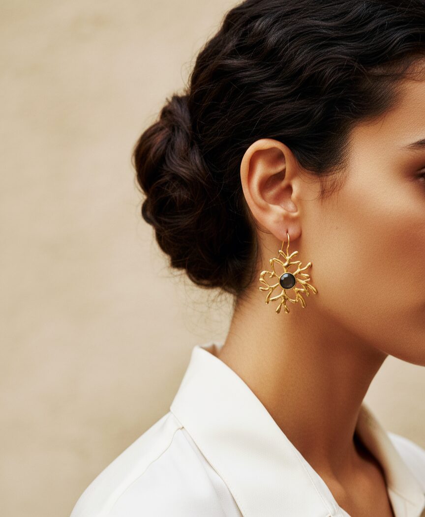 Earrings made of brass with a central dark grey cat's eye and a monachella. Weight 7.2gr, length 5cm. Free shipping Orecchini realizzati con ottone ed occhio di gatto centrale grigio scuro emonachella.peso 7.2grlunghezza 5cm Spedizione Gratuita